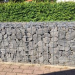 Die Gabionensteine sind aus Basalt